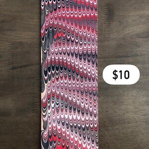 Marmorerad läderpanel, marmorerat läder, fullnarvsläder, färgglatt läder, läderpaneler, pappersmarmorering, vattenmarmorering, dekoration, tie-dye Black/Red/White