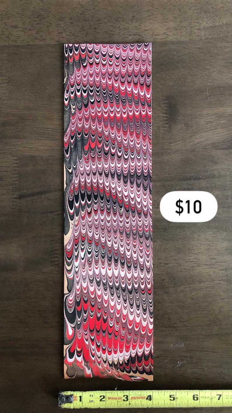 Marmorerad läderpanel, marmorerat läder, fullnarvsläder, färgglatt läder, läderpaneler, pappersmarmorering, vattenmarmorering, dekoration, tie-dye Black/Red/White