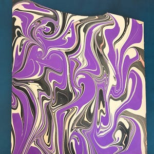 Marmorerad läderpanel, marmorerat läder, fullnarvsläder, färgglatt läder, läderpaneler, pappersmarmorering, vattenmarmorering, dekoration, tie-dye Black/Purple/White