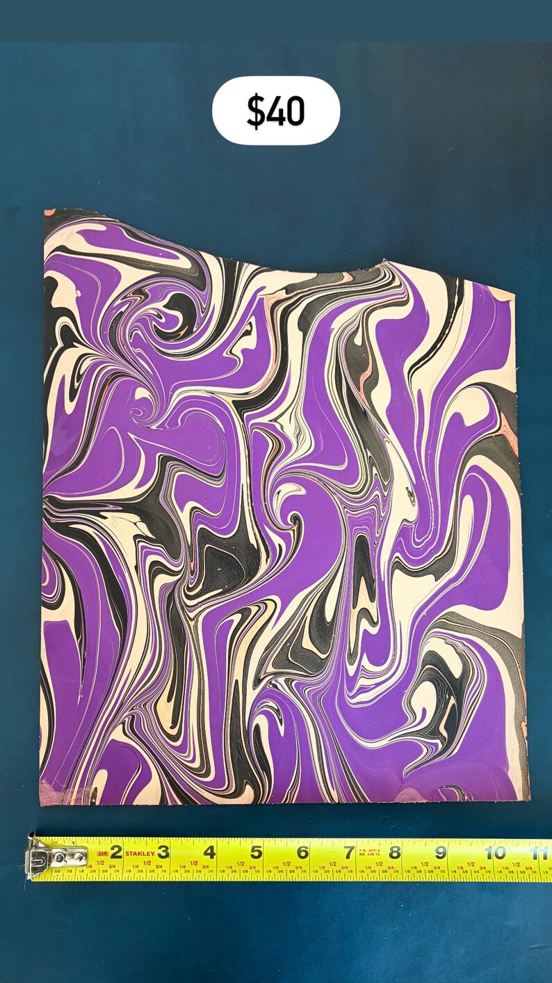 Marmorerad läderpanel, marmorerat läder, fullnarvsläder, färgglatt läder, läderpaneler, pappersmarmorering, vattenmarmorering, dekoration, tie-dye Black/Purple/White