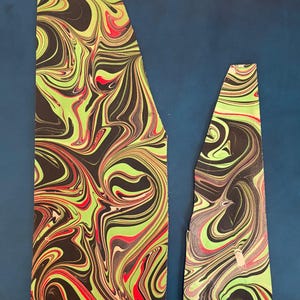 Marmorerad läderpanel, marmorerat läder, fullnarvsläder, färgglatt läder, läderpaneler, pappersmarmorering, vattenmarmorering, dekoration, tie-dye Black/Green/Red