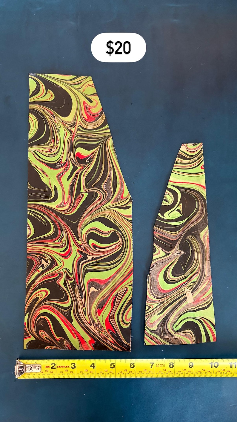 Marmorerad läderpanel, marmorerat läder, fullnarvsläder, färgglatt läder, läderpaneler, pappersmarmorering, vattenmarmorering, dekoration, tie-dye Black/Green/Red