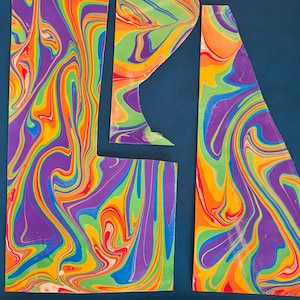 Marmorerad läderpanel, marmorerat läder, fullnarvsläder, färgglatt läder, läderpaneler, pappersmarmorering, vattenmarmorering, dekoration, tie-dye Tie Dye