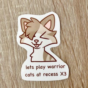 Puede incluir: Una pegatina con un gato de dibujos animados con pelaje marrón y blanco, guiñando un ojo y sacando la lengua. La pegatina tiene el texto "lets play warrior cats at recess X3" en blanco.