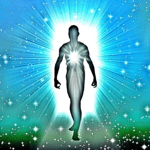 Puede incluir: Una silueta de una persona de pie en una luz azul y verde brillante con un brillo blanco que emana de su pecho. El fondo es un degradado azul y verde con estrellas blancas.