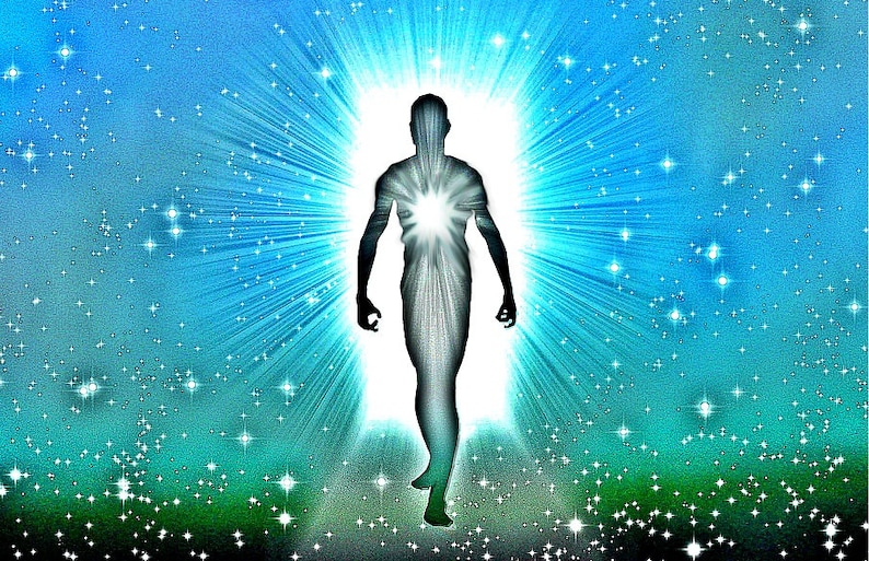 Puede incluir: Una silueta de una persona de pie en una luz azul y verde brillante con un brillo blanco que emana de su pecho. El fondo es un degradado azul y verde con estrellas blancas.