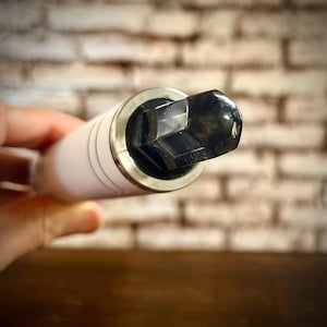 K&ouml;nnte beinhalten: Nahaufnahme einer wei&szlig;en und silbernen Steckschl&uuml;ssel-Garnitur mit einem schwarzen sechseckigen Kopf.