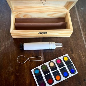 Weißer Chromotherapie-Lichtstift mit Massage-Quarzkristallspitze und Farbfiltern Bild 2