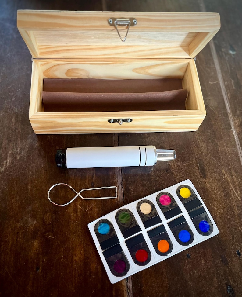 Weißer Chromotherapie-Lichtstift mit Massage-Quarzkristallspitze und Farbfiltern Bild 2