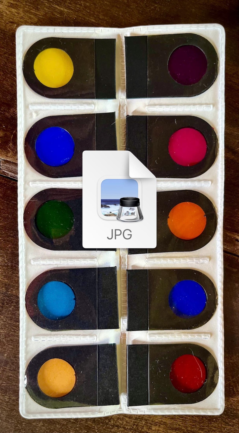 K&ouml;nnte beinhalten: Ein wei&szlig;er Kunststoffkoffer mit 10 runden Farbfiltern. Die Filter sind gelb, blau, gr&uuml;n, t&uuml;rkis, orange, rot, lila, magenta und zwei Oranget&ouml;ne. Der Koffer hat einen schwarzen Hintergrund und das Wort "JPG" ist auf der Vorderseite aufgedruckt.