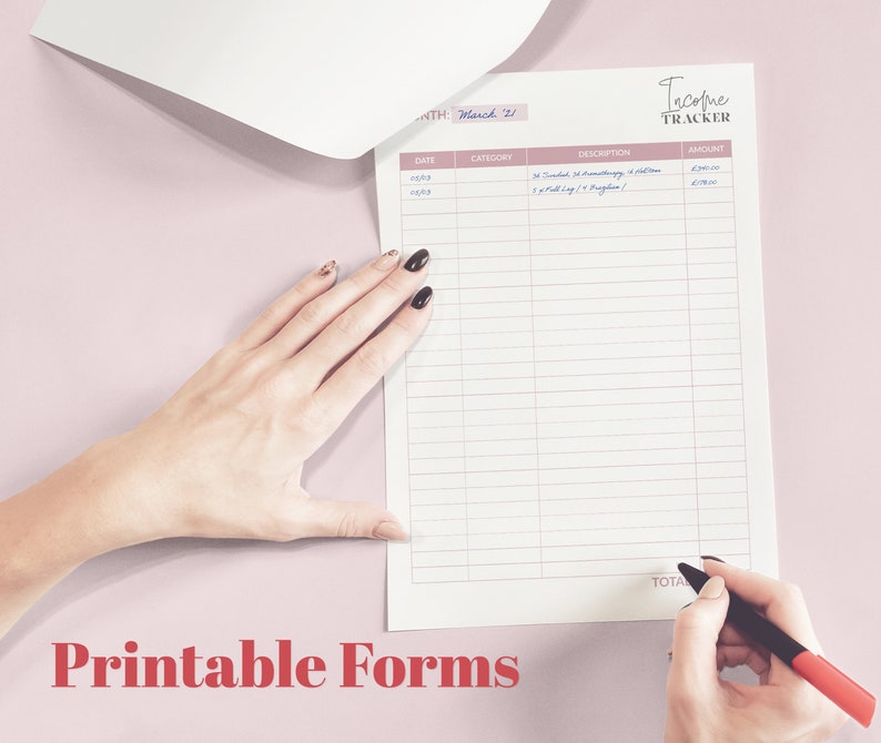 Puede incluir: Un formulario de seguimiento de ingresos imprimible con el t&iacute;tulo "Income Tracker" y el mes "March 21". El formulario tiene columnas para la fecha, la categor&iacute;a, la descripci&oacute;n y el importe. Una mano est&aacute; escribiendo en el formulario con un bol&iacute;grafo rojo.