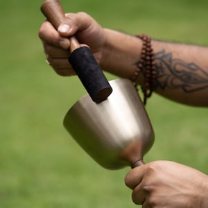 Singing bowl with Handle | Special Sound healing Tibetan Bell with handle for easy holding  | Perfect for Cleansing and Energizing