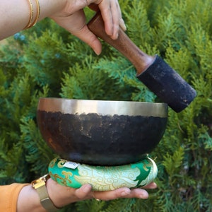 Handcrafted Himalayan Singing Bowl | Best Tibetan Bowl for Meditation, Sound Healing and Spiritual Practice with Authentic Craftsmanship