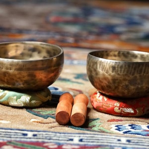 Handmade Himalayan Singing Bowl set | Tibetan Bowl set for Meditation and healing | Ideal Gift for Yoga Enthusiast and Wellness Practitioner