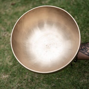 Handcrafted Healing Singing Bowl from Nepal | High Quality 7 Metal Tibetan Singing Bowl | Large Size Bowl for Deep Resonance and Relaxation