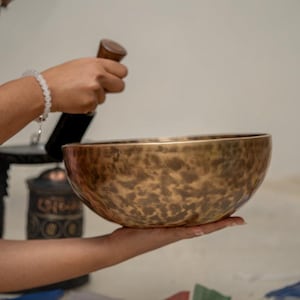 Sound Healer Special Singing Bowl | Handcrafted Tibetan Bowl for Meditation, Mindfulness & Yoga | Large Sacred Himalayan Bowl