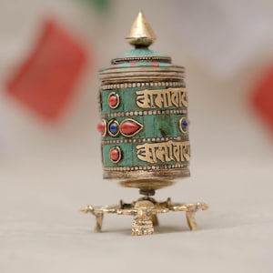 Moulin à prières vajra et mantra avec turquoise et corail | Moulin à prières artisanal