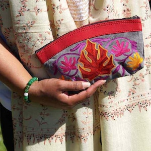 Elegancia de Cachemira / Bolsa de cosméticos especial hecha a mano / Ligera y elegante con un diseño moderno