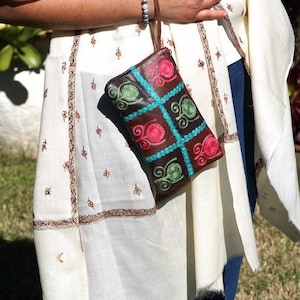 Glamour sin esfuerzo: bolso de mujer hecho a mano con bordado de Cachemira. Ligero y moderno para cualquier look.