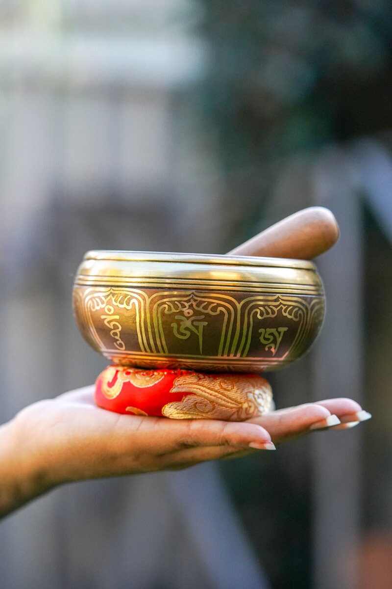 慈悲深いシンギングボウル セール｜ヨガや瞑想に最適なチベット手作り