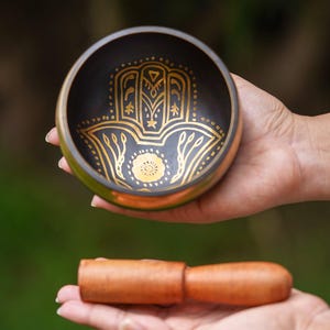 Singing Bowl for Energy Cleansing with HAMSA symbol | Singing bowl for Sound healing and Meditation | Handcrafted Tibetan Sound Bowl