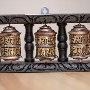 Moulin à prières tibétain | Support en bois à 3 roues avec mantra Om Mane Padme Hum | Outil religieux pour la méditation et la spiritualité