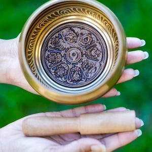 Good Luck symbol on Singing bowl | Handcrafted Singing Bowl from Nepal | Tibetan Singing Bowl for Sound Healing and Meditation