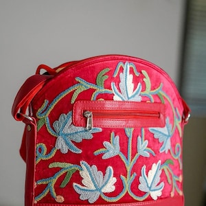 Bolso de hombro de lujo redefinido para mujer con bordado floral. Ligero y moderno para cada estilo de vida.