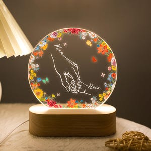Veilleuse personnalisée pour maman avec les mains d'enfants, cadeau de fête des mères pour maman, carte LED florale personnalisée tenant la main de maman, cadeaux d'anniversaire