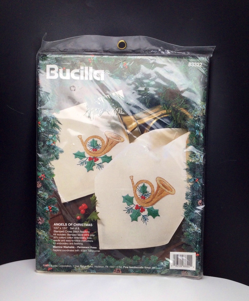 Puede incluir: Un juego de 8 servilletas de punto de cruz estampadas con un dise&ntilde;o de cuerno navide&ntilde;o dorado y verde. El kit incluye tela estampada, hilo de bordar, una aguja e instrucciones. Las servilletas son lavables a m&aacute;quina y de planchado permanente. El producto se llama "Angels of Christmas" y est&aacute; hecho por Bucilla.