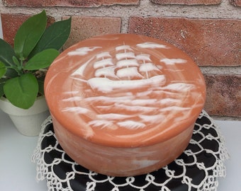 Caja de baratijas vintage de piedra Incolay, con forma de clipper tallado, firmada por R. Nemith