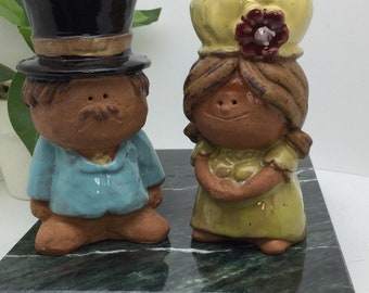 Salero y pimentero vintage de arcilla esmaltada con forma de hombre y mujer
