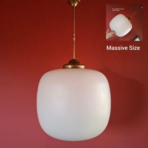 Impresionantes lámparas colgantes de cristal de mediados de siglo con herrajes de latón - 2 disponibles