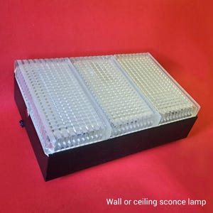 Kinkiet z prasowanego szkła z połowy XX wieku: metalowa lampa sufitowa do montażu wpuszczanego