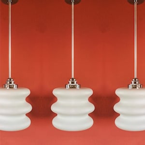 Halverwege de eeuw opalineglazen hanglampen - jaren 60 Tsjechoslowakije - set van 3