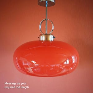 Lámpara colgante grande de cristal opalino rojo vintage de los años 60 con accesorios cromados de estilo espacial