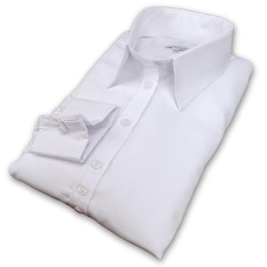 Puede incluir: Una camisa blanca impecable, cuidadosamente doblada. Presenta un cuello clásico, puños abotonados y una hilera de botones en la parte delantera. La tela parece lisa y sin arrugas, sugiriendo un estilo formal o profesional.