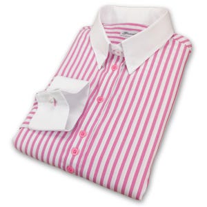 Pode incluir: Uma camisa de manga comprida listrada em rosa e branco com colarinho branco e botões rosa.