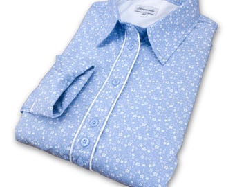 Chemise fleurie grenouille pour femme : bleu pastel ajustée à manches longues, 100 % coton