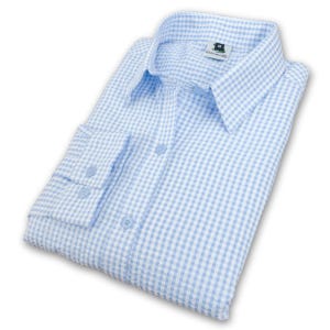Könnte beinhalten: Ein hellblaues Gingham-Hemd mit langen Ärmeln und weißem Kragen. Das Hemd hat ein kleines Etikett mit dem Text "Grenadilla" auf der Vorderseite.