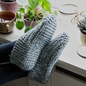 Quick Comfy Slippers - Knitting Pattern - PDF in 4 languages: US & UK English, German and Dutch