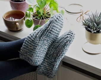 Quick Comfy Slippers - Knitting Pattern - PDF in 4 languages: US & UK English, German and Dutch