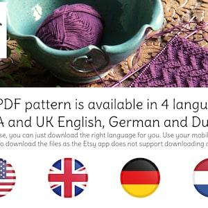 Puede incluir: Un patr&oacute;n de tejido PDF est&aacute; disponible en cuatro idiomas: ingl&eacute;s estadounidense y brit&aacute;nico, alem&aacute;n y holand&eacute;s. La imagen muestra una bola de hilo morado en un taz&oacute;n de hilo de cer&aacute;mica turquesa, una tela tejida morada y cuatro banderas que representan los cuatro idiomas.