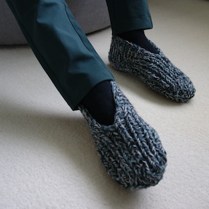 Puede incluir: Un par de zapatillas de punto azul y blanco. Las zapatillas est&aacute;n hechas de un material suave y c&oacute;modo y tienen un ajuste c&oacute;modo.
