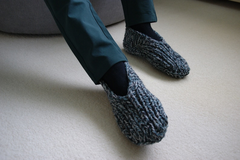 Puede incluir: Un par de zapatillas de punto azul y blanco. Las zapatillas est&aacute;n hechas de un material suave y c&oacute;modo y tienen un ajuste c&oacute;modo.