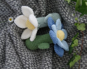 Adorable Flower Rattle - Crochet Pattern - PDF in 4 languages: USA & UK English, German and Dutch
