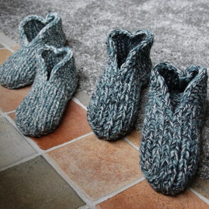 Puede incluir: Cuatro pares de zapatillas de punto azul y blanco. Las zapatillas est&aacute;n hechas de un hilo suave y texturizado y tienen un ajuste c&oacute;modo.