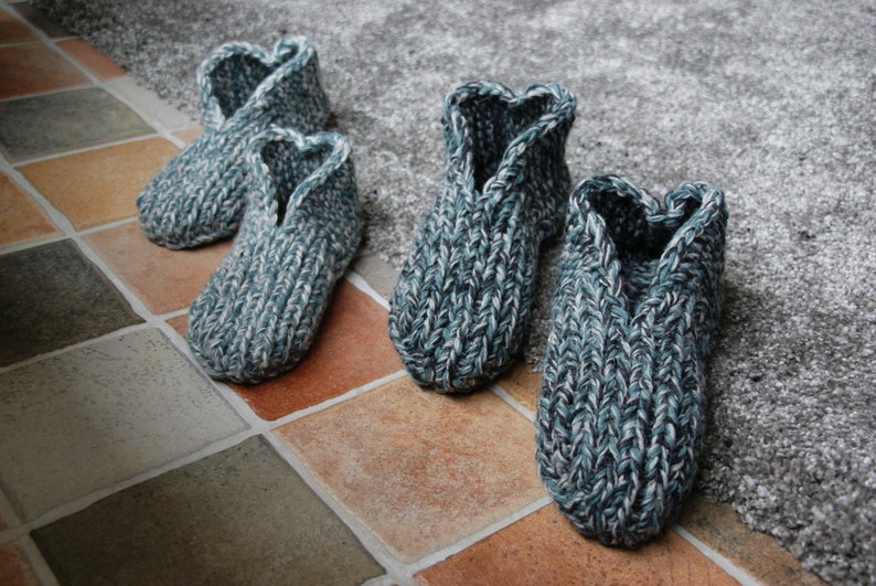 Puede incluir: Cuatro pares de zapatillas de punto azul y blanco. Las zapatillas est&aacute;n hechas de un hilo suave y texturizado y tienen un ajuste c&oacute;modo.