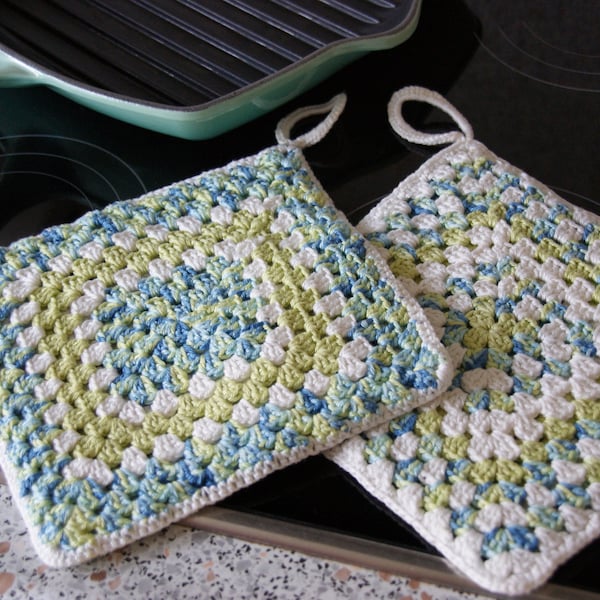 Cozy Granny Square Pot Holders -  Double Layered - Crochet Pattern - PDF in 4 languages: US & UK English, German and Dutch
