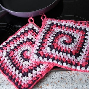 Spiral Granny Square Pot Holders -  Double Layered - Crochet Pattern - PDF in 4 languages: USA & UK English, German and Dutch